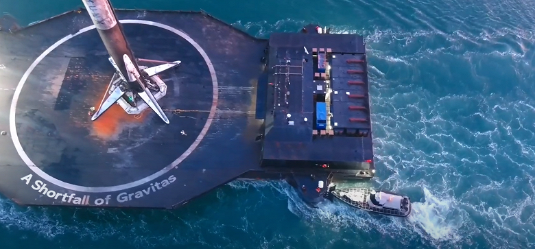 Редкие кадры позволяют оценить масштабы ракеты SpaceX Falcon 9 рядом с человеком